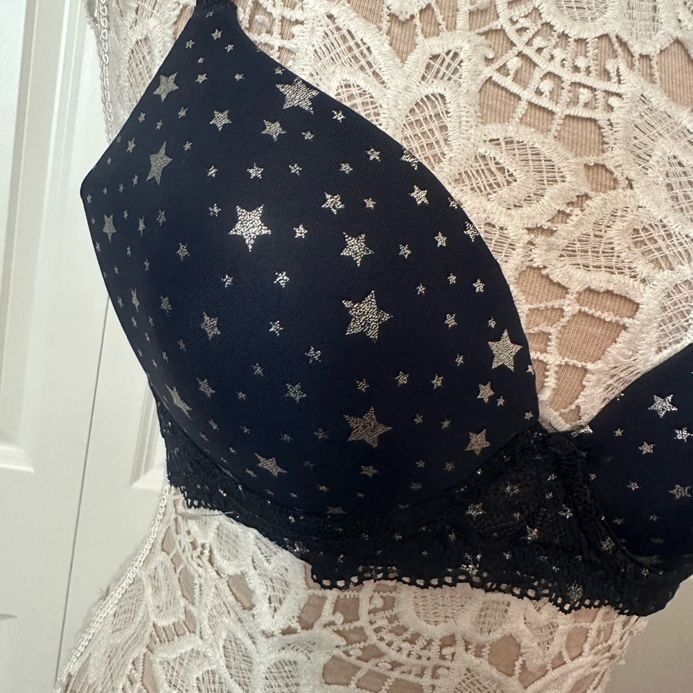 No Boundaries Black Bra with Adjustable Straps and Molded Cups - Picture 3 of 6
